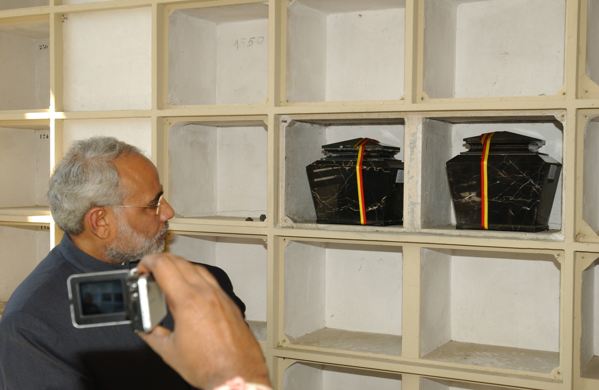 SHRI NARENDARA MODIJI LOOKING AT  PANDIT SHYAMAI AND HIS WIFE BHANUMATIJI'S ASTHIS WHICH WERE KEPT IN LOCKER. 